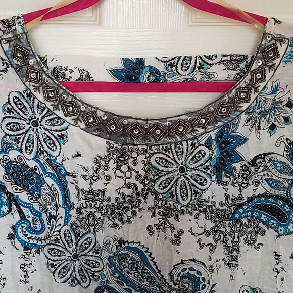 Cute paisley top - Picture 2 of 6